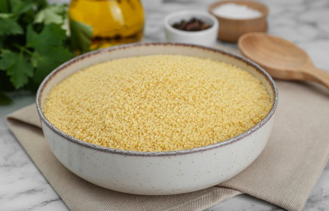 Couscous lässt sich in der Küche vielfältig einsetzen. Aber muss Couscous vor der Zubereitung gewaschen werden?<span class='image-autor'>Foto: New Africa / Shutterstock.com</span>