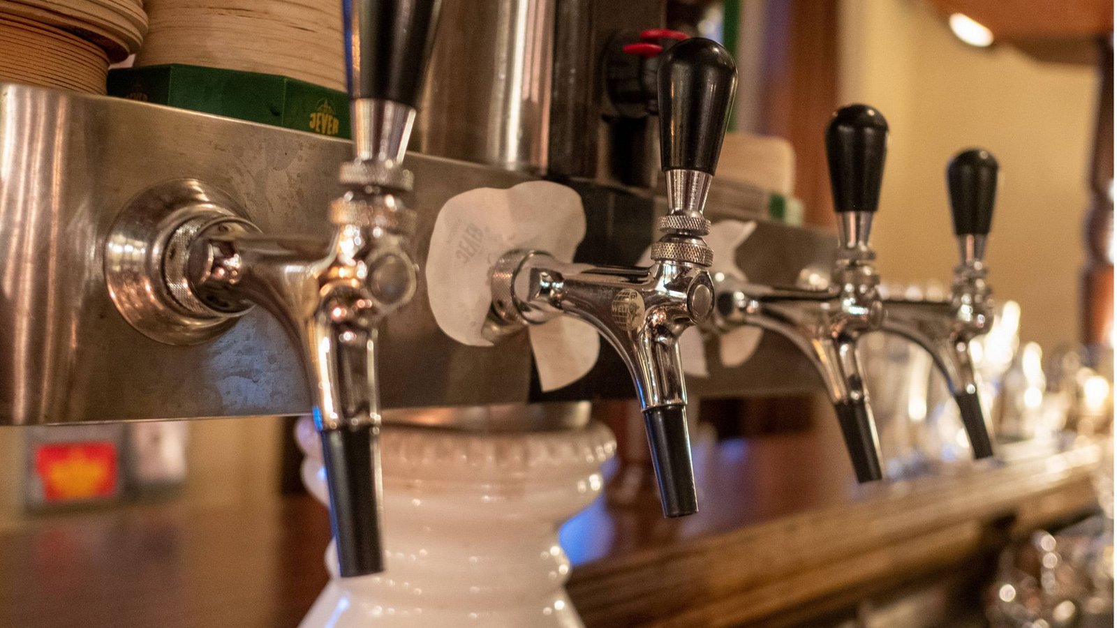 In einer Café-Kneipe in Reutlingen bekommen AfD-Anhänger kein Bier mehr (Symbolbild).Foto: imago images/Seeliger/snapshot-photography