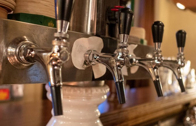 In einer Café-Kneipe in Reutlingen bekommen AfD-Anhänger kein Bier mehr (Symbolbild).<span class='image-autor'>Foto: imago images/Seeliger/snapshot-photography</span>