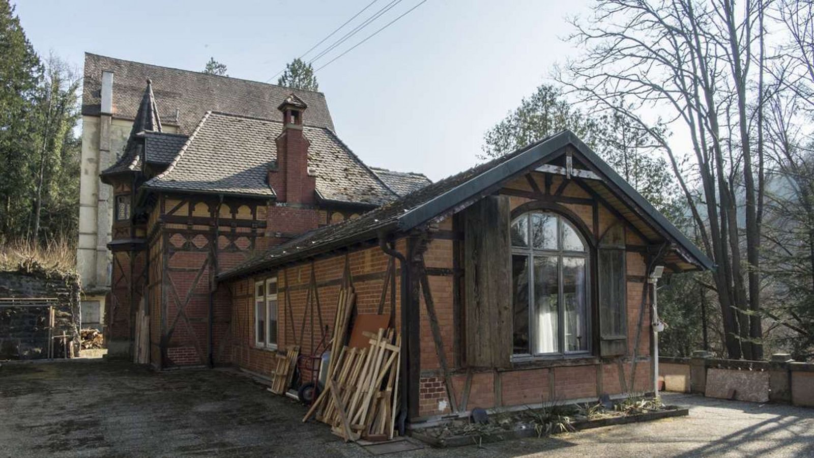 Steiner ließ im 19. Jahrhundert auch noch einen Gartenpavillon errichten, der ebenfalls saniert werden muss. Hier die Rückseite des Gartenpavillons. Zwischen Salon und Speisesaal war eine zum Wald hin geöffnete Ruheliegefläche – überdacht und zugleich offen, so konnten die Damen und Herren auch bei Regen im Liegestuhl die gute Luft atmen.Foto: Sichtlichmensch/Andreas Reiner Steiner ließ im 19. Jahrhundert auch noch einen Gartenpavillon errichten, der ebenfalls saniert werden muss. Hier die Rückseite des Gartenpavillons. Zwischen Salon und Speisesaal war eine zum Wald hin geöffnete Ruheliegefläche – überdacht und zugleich offen, so konnten die Damen und Herren auch bei Regen im Liegestuhl die gute Luft atmen.Foto: Sichtlichmensch/Andreas Reiner