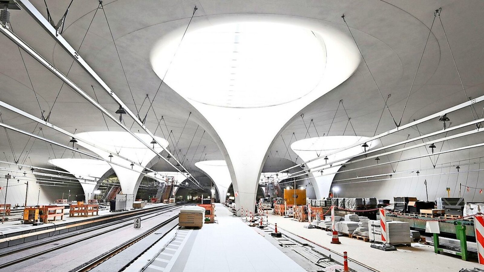 Die Bahnhofhalle von Stuttgart 21 im Rohbau: wie viele Züge können pro Stunde hier durchgeschleust werden? Das ist einmal mehr Gegenstand einer Debatte.Foto: dpa Die Bahnhofhalle von Stuttgart 21 im Rohbau: wie viele Züge können pro Stunde hier durchgeschleust werden? Das ist einmal mehr Gegenstand einer Debatte.Foto: dpa