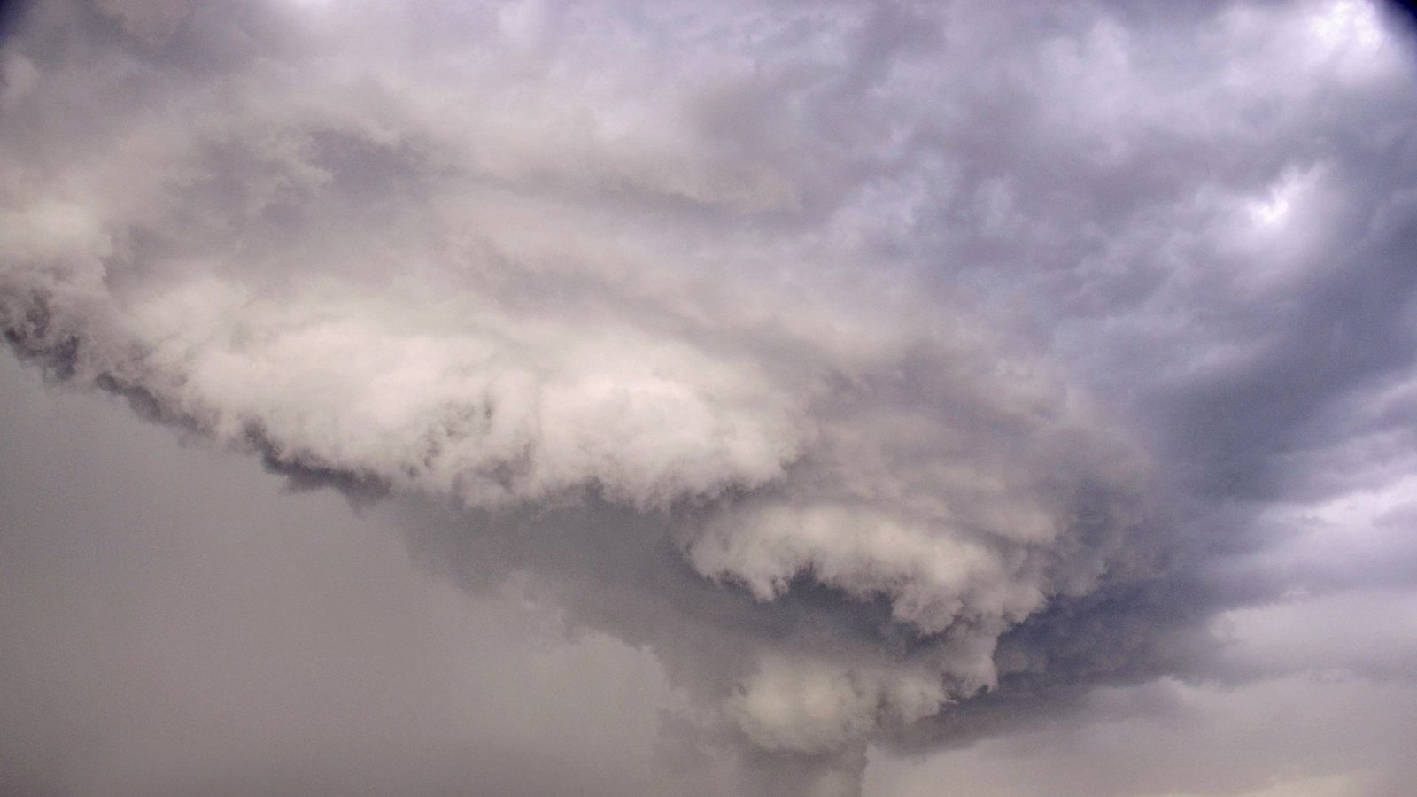 Schön anzuschauen, aber eine tödliche Gefahr sind Tornados.Foto: Rüdiger Manig/DWD/dpa-tmn Schön anzuschauen, aber eine tödliche Gefahr sind Tornados.Foto: Rüdiger Manig/DWD/dpa-tmn