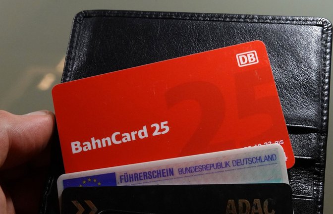 Ein Mann hat eine BahnCard 25 in der Brieftasche. Die Deutsche Bahn will die für Vielfahrer gedachten BahnCards künftig nur noch digital vergeben und auf die Variante aus Plastik verzichten.<span class='image-autor'>Foto: dpa/Martin Schutt</span>