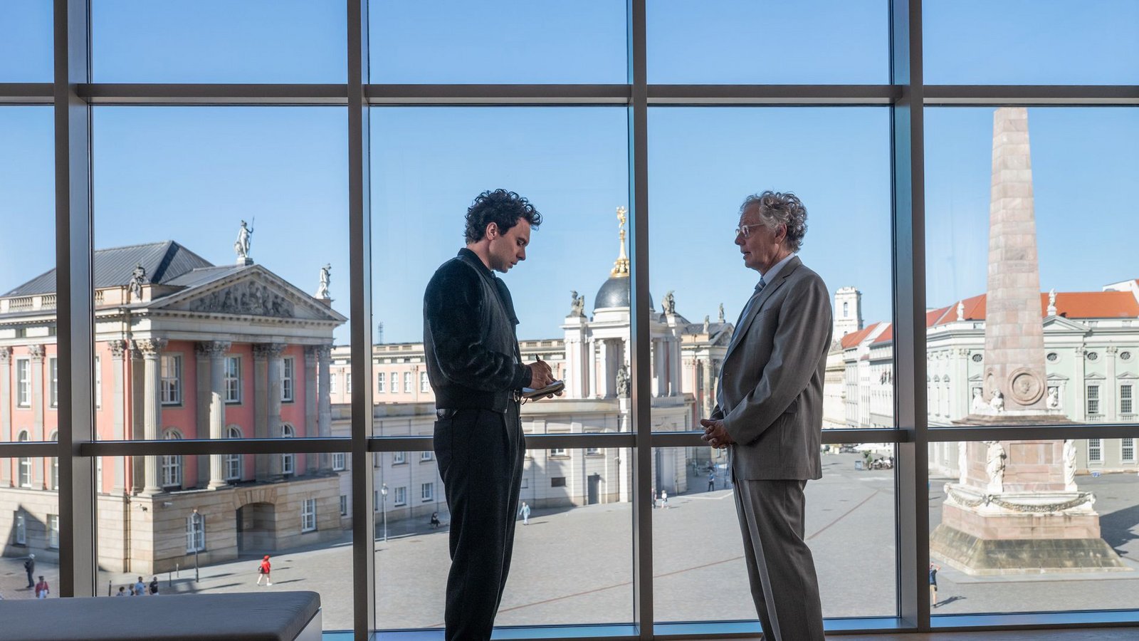 Museumsdirektor Henrik Feldmann (Thomas Bading, rechts) hat an seinem Arbeitsplatz einen traumhaften Blick auf das historische Zentrum Potsdams, muss sich die kritischen Fragen von Kommissar Ross aber trotzdem gefallen lassen.Foto: rbb/Christoph Assmann
