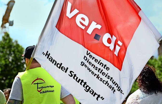 Am Dienstag sollen wieder die roten Flaggen auf dem Schlossplatz in Stuttgart wehen.<span class='image-autor'>Foto: dpa/Khang Nguyen</span>