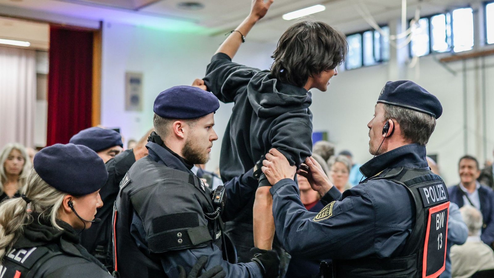 Darauf hat die AfD offenbar gehofft: Im Saal kommt es zu chaotischen Szenen.Foto: Christoph Schmidt/dpa Darauf hat die AfD offenbar gehofft: Im Saal kommt es zu chaotischen Szenen.Foto: Christoph Schmidt/dpa