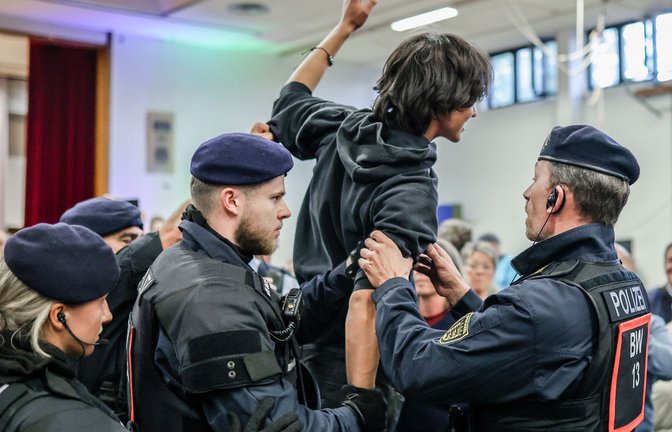 Darauf hat die AfD offenbar gehofft: Im Saal kommt es zu chaotischen Szenen.<span class='image-autor'>Foto: Christoph Schmidt/dpa</span>