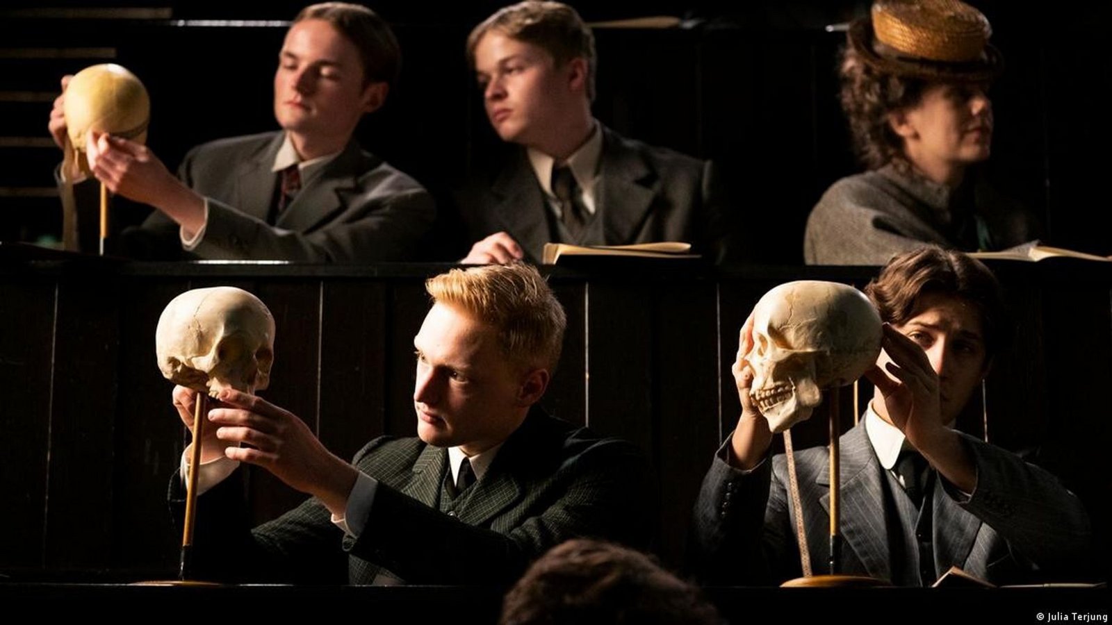 Einst universitäre Realität in Deutschland: Schädelanalyse zum Beweis der „Überlegenheit“ weißer Menschen gegenüber den Völkern Afrikas (hier eine Szene aus dem Film „Der Vermessene Mensch“ von 2023Foto: Arthaus Einst universitäre Realität in Deutschland: Schädelanalyse zum Beweis der „Überlegenheit“ weißer Menschen gegenüber den Völkern Afrikas (hier eine Szene aus dem Film „Der Vermessene Mensch“ von 2023Foto: Arthaus
