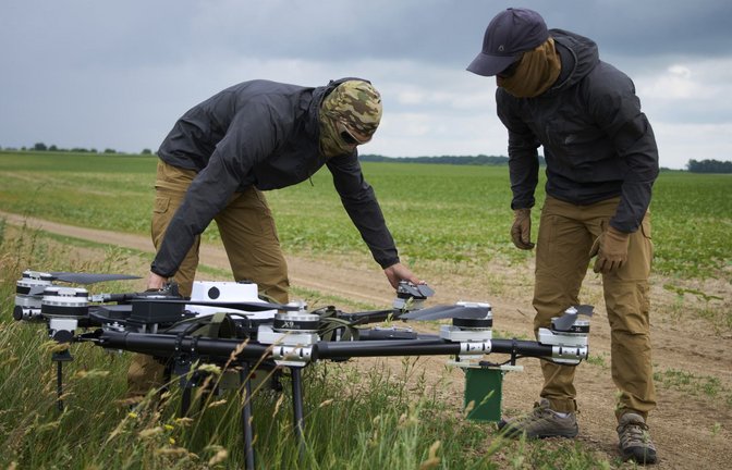 Der Einsatz von Drohnen hat den Krieg in der Ukraine verändert. Nun muss auch die Nato auf diese Entwicklung reagieren.<span class='image-autor'>Foto: Efrem Lukatsky/AP/dpa</span>
