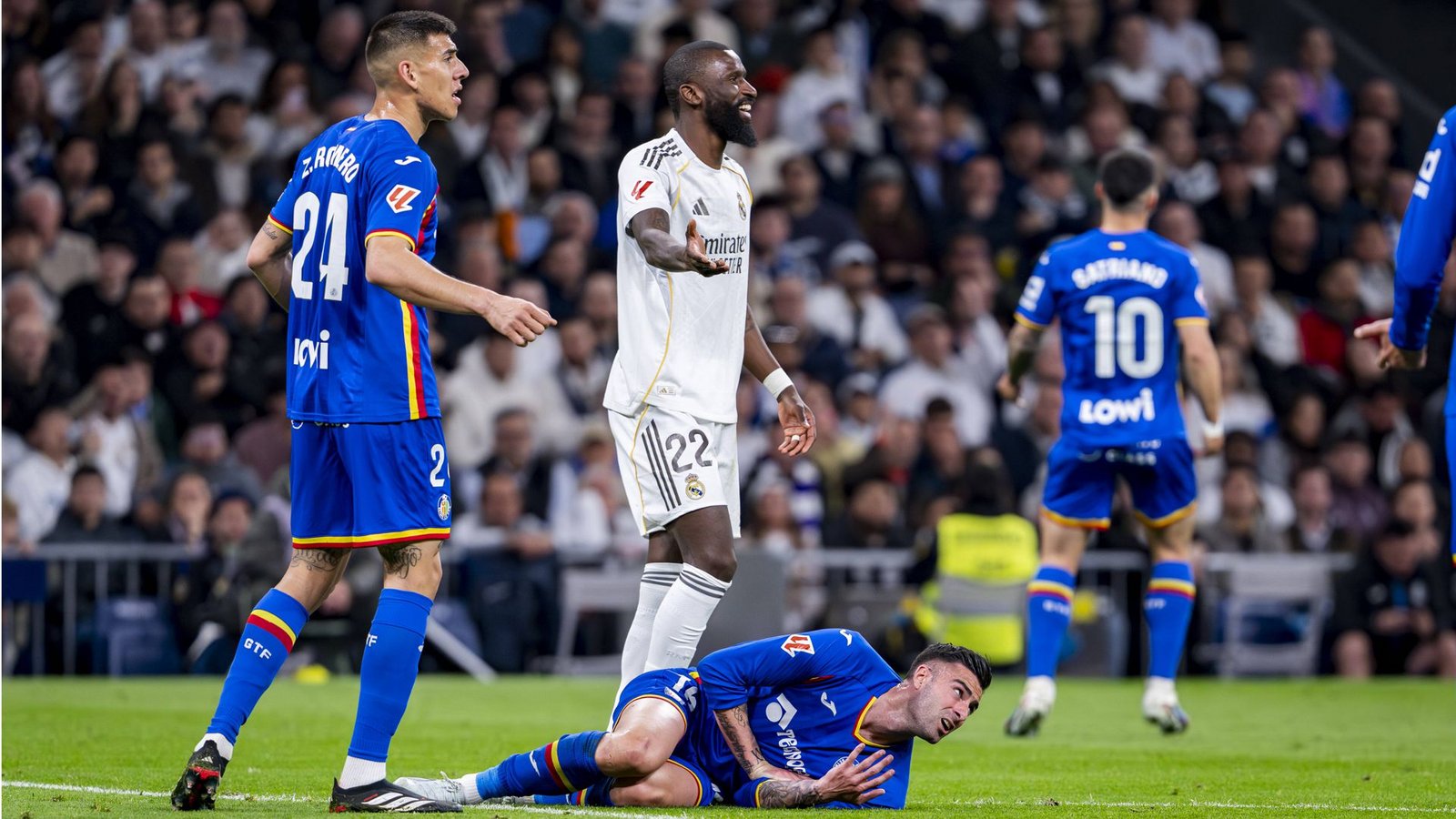 Nach einer Knie-Attacke in einem Ligaspiel mit Real Madrid gerät Antonio Rüdiger (M) in die Schlagzeilen.Foto: IMAGO/Alberto Gardin Nach einer Knie-Attacke in einem Ligaspiel mit Real Madrid gerät Antonio Rüdiger (M) in die Schlagzeilen.Foto: IMAGO/Alberto Gardin