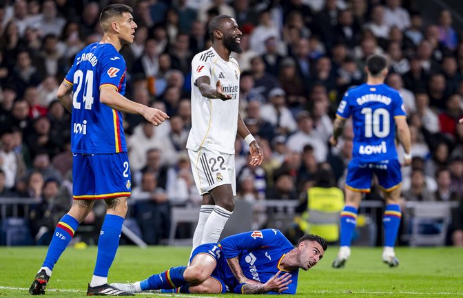 Nach einer Knie-Attacke in einem Ligaspiel mit Real Madrid gerät Antonio Rüdiger (M) in die Schlagzeilen.<span class='image-autor'>Foto: IMAGO/Alberto Gardin</span>
