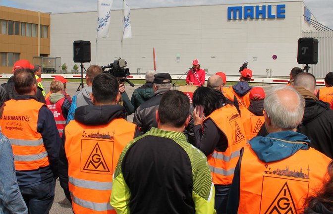 Mahle-Mitarbeiter haben bereits am Warnstreiktag vor dem Werk in Neustadt protestiert.<span class='image-autor'>Foto: Andreas Schmal/IG Metall/dpa</span>