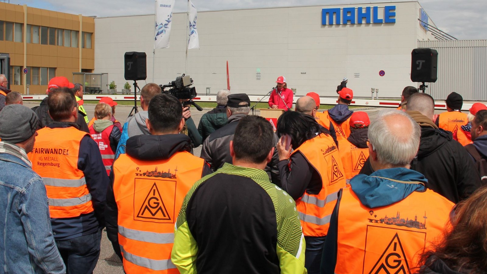 Mahle-Mitarbeiter haben bereits am Warnstreiktag vor dem Werk in Neustadt protestiert.Foto: Andreas Schmal/IG Metall/dpa Mahle-Mitarbeiter haben bereits am Warnstreiktag vor dem Werk in Neustadt protestiert.Foto: Andreas Schmal/IG Metall/dpa