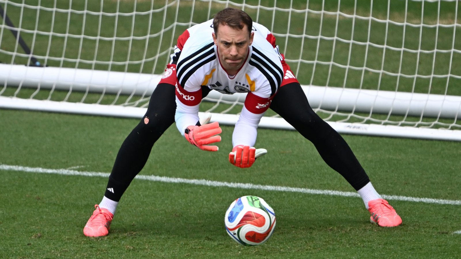Zwei Jahre ohne Länderspiel, aber mit der Aura des Weltmeisters: Manuel Neuer.Foto: Federico Gambarini/dpa Zwei Jahre ohne Länderspiel, aber mit der Aura des Weltmeisters: Manuel Neuer.Foto: Federico Gambarini/dpa