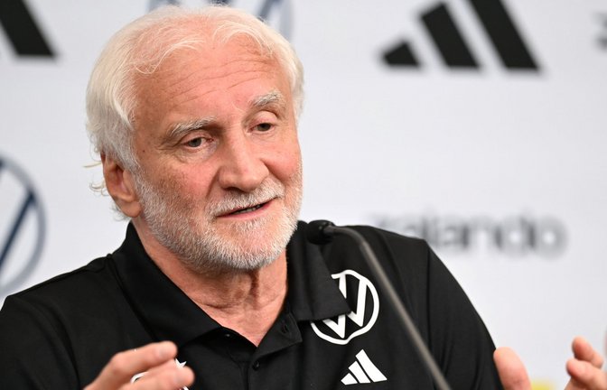 Voller Fokus auf Paraguay: Rudi Völler.<span class='image-autor'>Foto: Federico Gambarini/dpa</span>