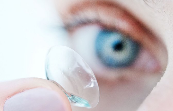 Mindestens 3,4 Millionen Menschen in Deutschland tragen Kontaktlinsen. Die Sehhilfen sind ein Fremdkörper im Auge, die das Risiko für teils schwere Infektionen der Hornhaut erhöhen.<span class='image-autor'>Foto: picture alliance / dpa-tmn/Franziska Gabbert</span>