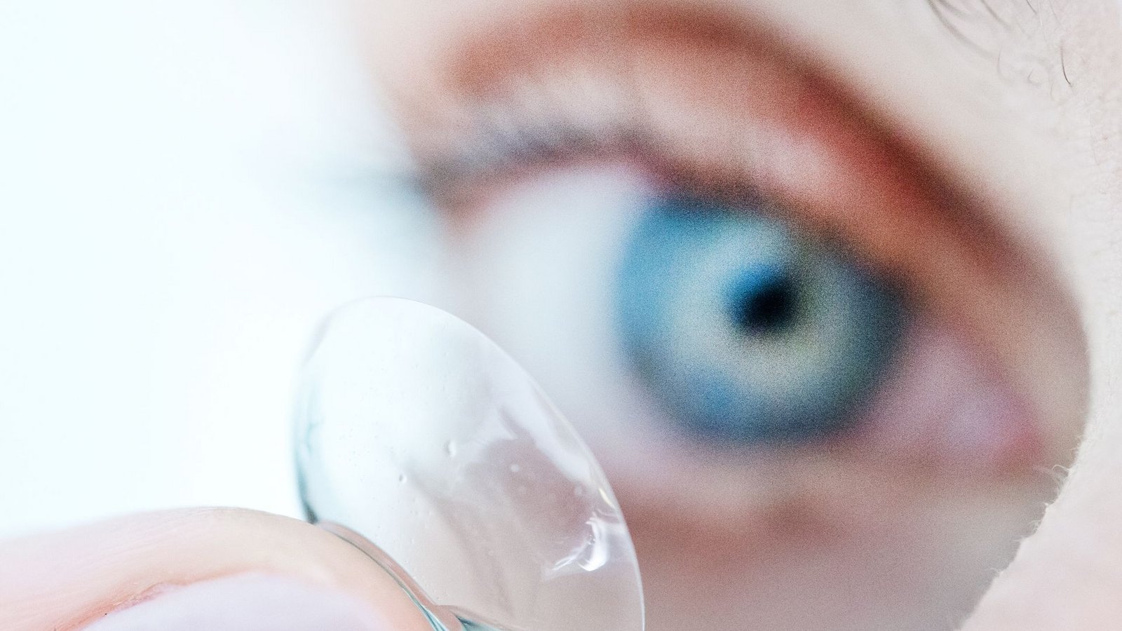 Mindestens 3,4 Millionen Menschen in Deutschland tragen Kontaktlinsen. Die Sehhilfen sind ein Fremdkörper im Auge, die das Risiko für teils schwere Infektionen der Hornhaut erhöhen.Foto: picture alliance / dpa-tmn/Franziska Gabbert Mindestens 3,4 Millionen Menschen in Deutschland tragen Kontaktlinsen. Die Sehhilfen sind ein Fremdkörper im Auge, die das Risiko für teils schwere Infektionen der Hornhaut erhöhen.Foto: picture alliance / dpa-tmn/Franziska Gabbert