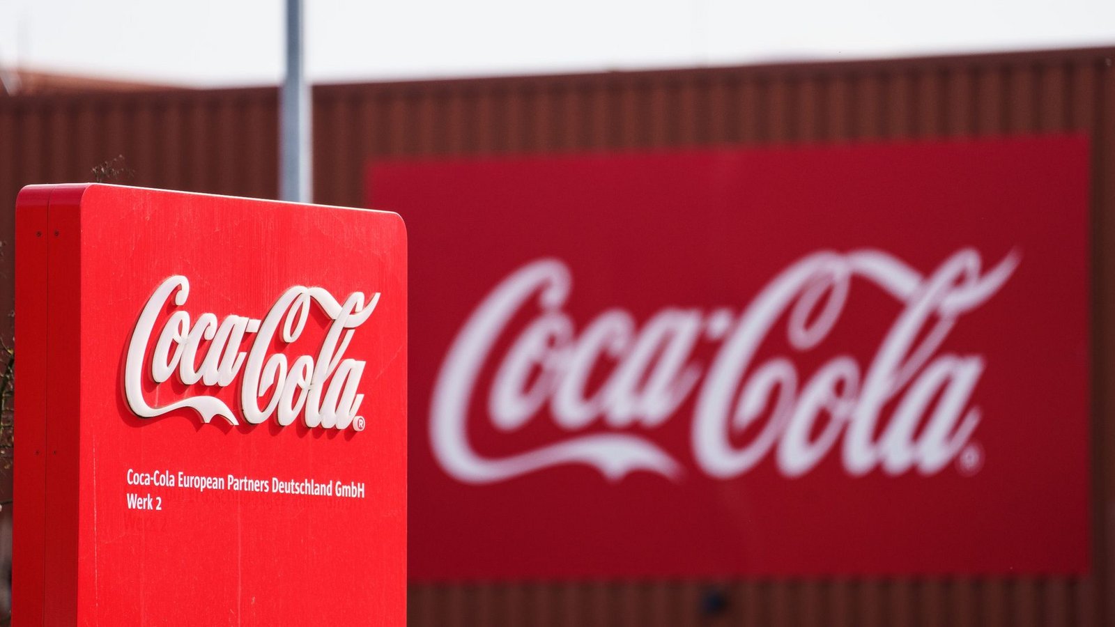 Die Coca-Cola-Belegschaft in Deutschland fordert mehr Geld unter anderem für Auszubildende.Foto: Andreas Arnold/dpa