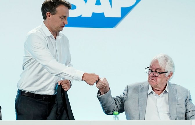 Hasso Plattner (r), Vorsitzender des Aufsichtsrats der SAP SE, und Christian Klein, Vorstandssprecher des Softwarekonzerns SAP, begrüßen sich vor der Hauptversammlung des Softwarekonzerns SAP.<span class='image-autor'>Foto: Uwe Anspach/dpa</span>