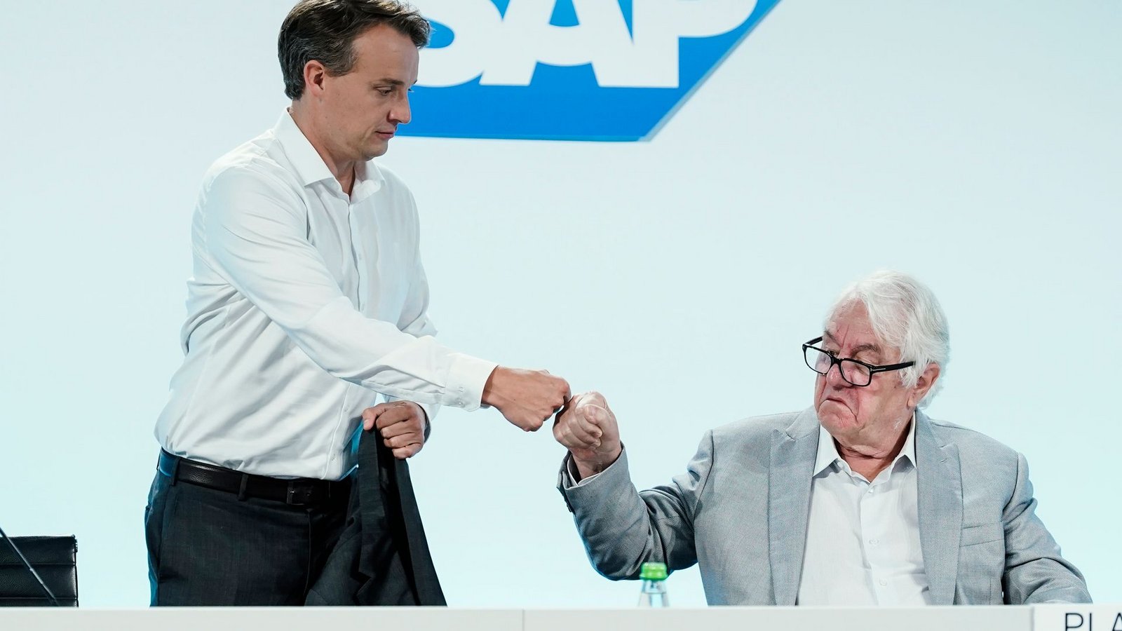 Hasso Plattner (r), Vorsitzender des Aufsichtsrats der SAP SE, und Christian Klein, Vorstandssprecher des Softwarekonzerns SAP, begrüßen sich vor der Hauptversammlung des Softwarekonzerns SAP.Foto: Uwe Anspach/dpa