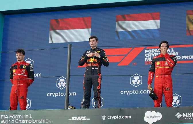 Der Sieger Max Verstappen (Red Bull, M), der Zweitplatzierte Charles Leclerc (l) und der Drittplatzierte Carlos Sainz (beide Ferrari, r) stehen auf dem Podium.<span class='image-autor'>Foto: Hasan Bratic/dpa</span>