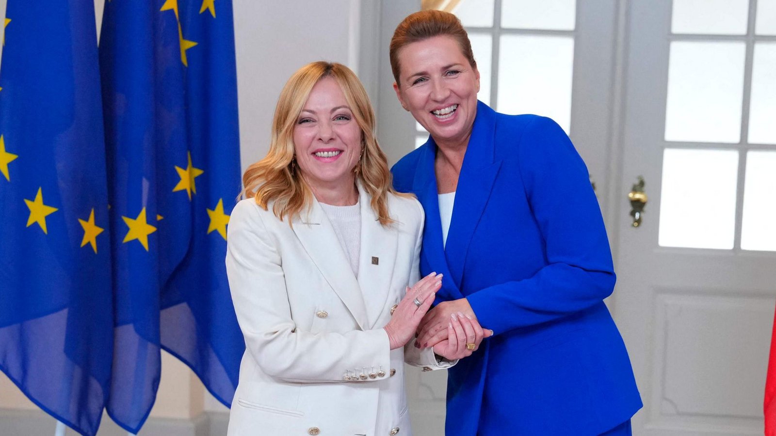 Giorgia Meloni (li.) macht auf internationalem Parkett „bella figura“ – so Anfang Oktober in Kopenhagen bei ihrer dänischen Amtskollegin Mette Frederiksen.Foto: AFP/LISELOTTE SABROE Giorgia Meloni (li.) macht auf internationalem Parkett „bella figura“ – so Anfang Oktober in Kopenhagen bei ihrer dänischen Amtskollegin Mette Frederiksen.Foto: AFP/LISELOTTE SABROE