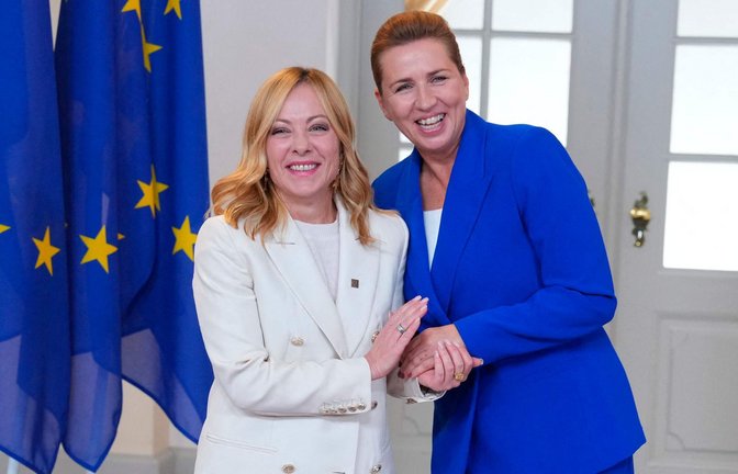 Giorgia Meloni (li.) macht  auf internationalem Parkett „bella figura“ –  so  Anfang Oktober in Kopenhagen bei ihrer dänischen Amtskollegin Mette Frederiksen.<span class='image-autor'>Foto: AFP/LISELOTTE SABROE</span>