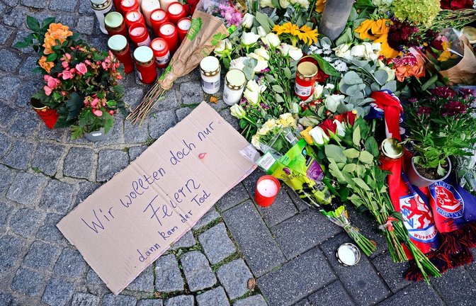 Blumen der Trauer auf dem Neumarkt von Solingen. Blumen der Trauer auf dem Neumarkt von Solingen.<span class='image-autor'>Foto: dpa/Henning Kaiser</span>