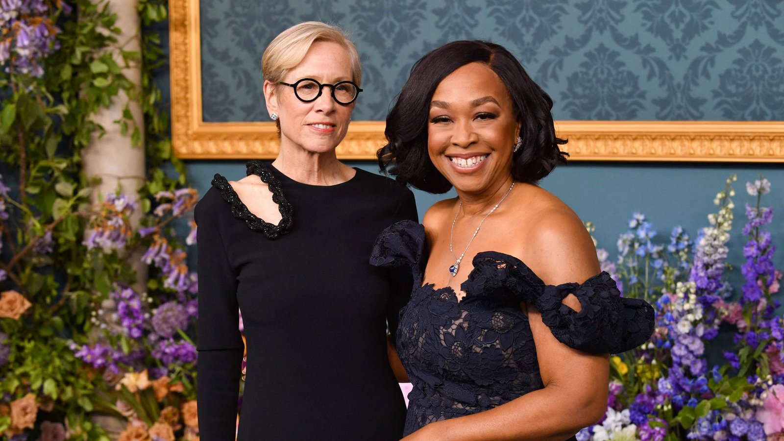 Betsy Beers und Shonda Rhimes (rechts).Foto: AFP/ANDREA RENAULT Betsy Beers und Shonda Rhimes (rechts).Foto: AFP/ANDREA RENAULT