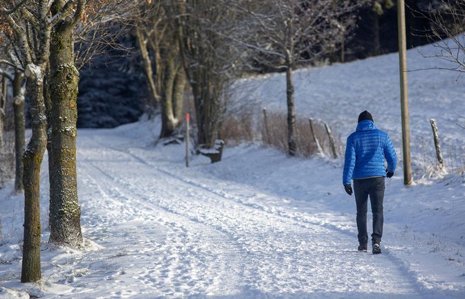 Ein Spaziergänger in schneebedeckter Landschaft in der Nähe von Winterberg in Nordrhein-Westfalen.<span class='image-autor'>Foto: imago images/Manngold/ via www.imago-images.de</span>
