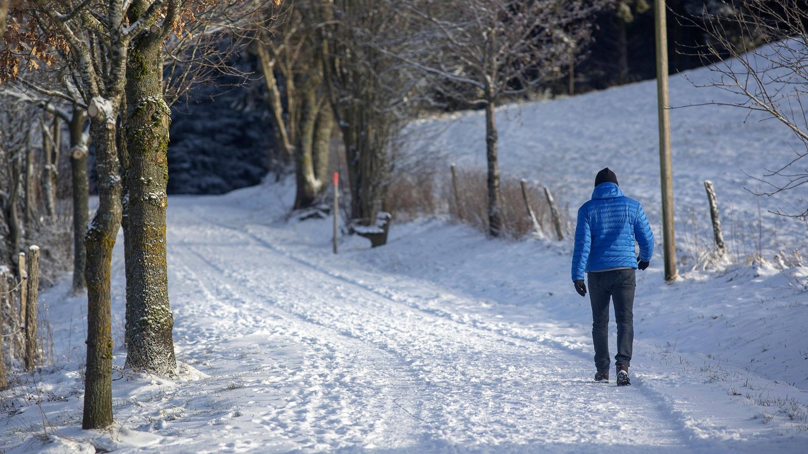 Ein Spaziergänger in schneebedeckter Landschaft in der Nähe von Winterberg in Nordrhein-Westfalen.Foto: imago images/Manngold/ via www.imago-images.de Ein Spaziergänger in schneebedeckter Landschaft in der Nähe von Winterberg in Nordrhein-Westfalen.Foto: imago images/Manngold/ via www.imago-images.de