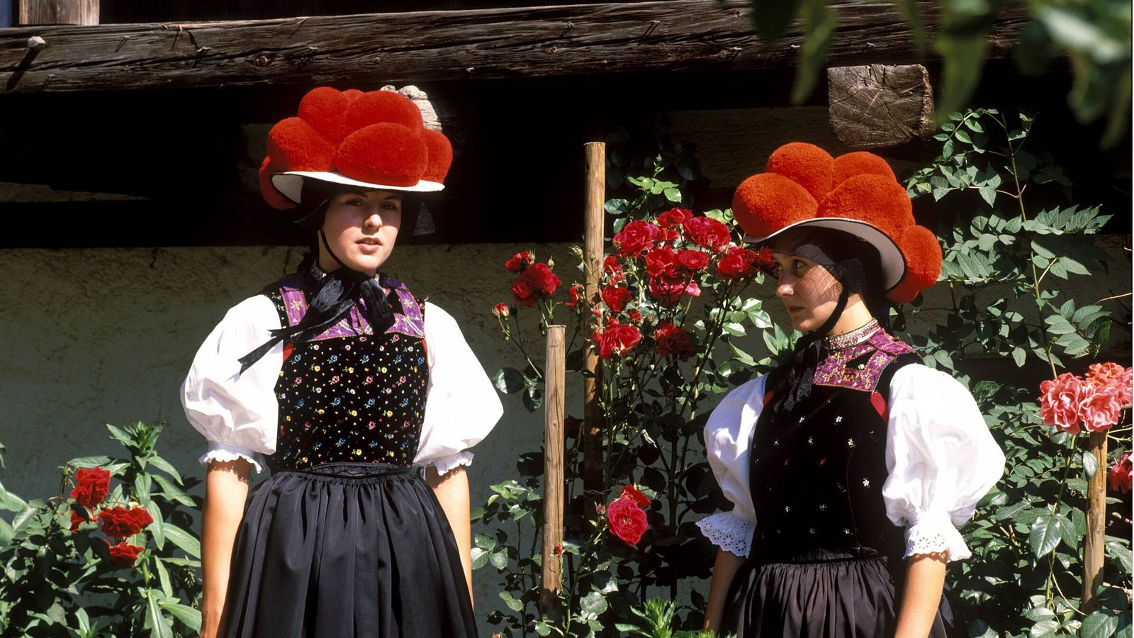 Ein beliebtes Ziel der Touristen ist der Schwarzwald. Hier zu sehen: Zwei junge Frauen mit Bollenhut. (Archivbild)Foto: &nbsp;
