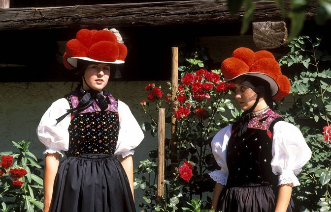 Ein beliebtes Ziel der Touristen ist der Schwarzwald. Hier zu sehen: Zwei junge Frauen mit Bollenhut. (Archivbild)<span class='image-autor'>Foto: &nbsp;</span>