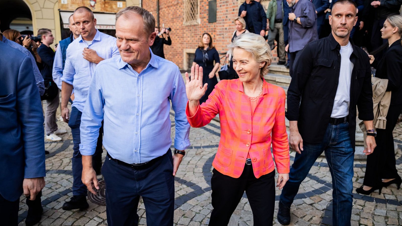 Europa verschärft die Gangart gegenüber Migranten. Polens Premier Donald Tusk (links) kündigt sogar an, das Asylrecht in seinem Land auszusetzen. EU-Kommissionspräsidentin Ursula von der Leyen will die Rückführungen neu regeln.Foto: dpa/Christoph Soeder Europa verschärft die Gangart gegenüber Migranten. Polens Premier Donald Tusk (links) kündigt sogar an, das Asylrecht in seinem Land auszusetzen. EU-Kommissionspräsidentin Ursula von der Leyen will die Rückführungen neu regeln.Foto: dpa/Christoph Soeder