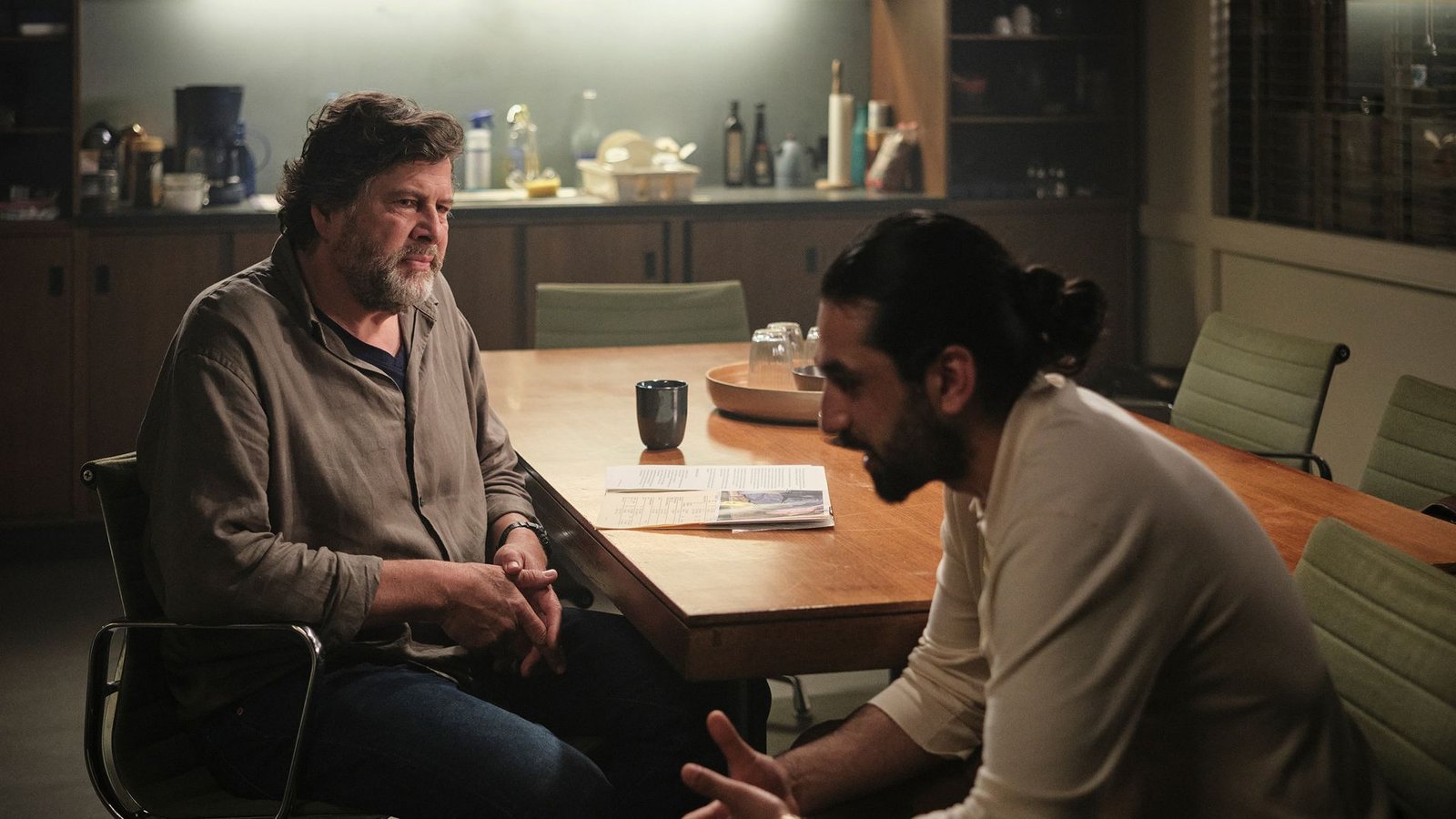 Berg findet allmählich Zugang zu Ramin Taremi (Omid Memar).Foto: SWR/Benoît Linder