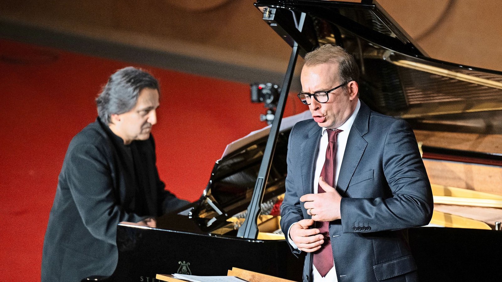 Burkhard Kehring am Flügel, der Tenor Daniel BehleFoto: Reiner Pfisterer