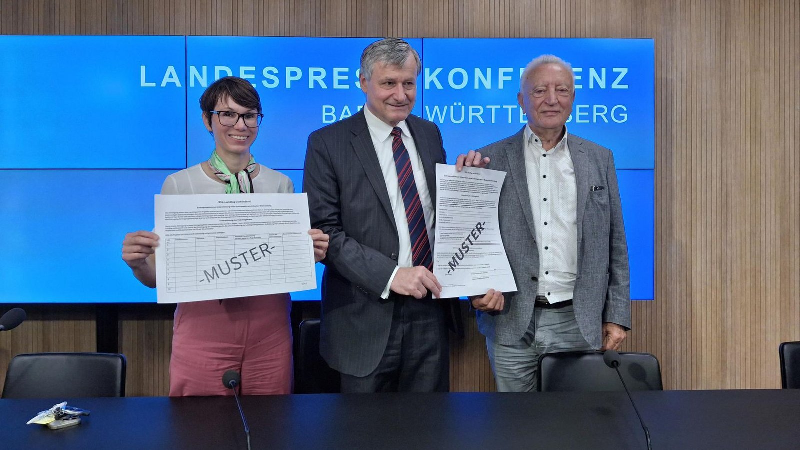 Diese Listen sollen bald mit Unterschriften gefüllt werden. Judith Skudelny, Hans-Ulrich Rülke und Dieter Distler (v.l.n.r.) bei der Landespressekonferenz zum Volksbegehren gegen den XXL-Landtag.Foto: Julika Wolf Diese Listen sollen bald mit Unterschriften gefüllt werden. Judith Skudelny, Hans-Ulrich Rülke und Dieter Distler (v.l.n.r.) bei der Landespressekonferenz zum Volksbegehren gegen den XXL-Landtag.Foto: Julika Wolf