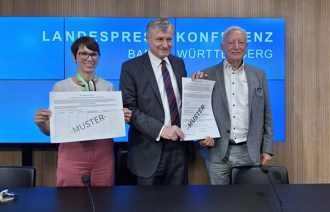 Diese Listen sollen bald mit Unterschriften gefüllt werden. Judith Skudelny, Hans-Ulrich Rülke und Dieter Distler (v.l.n.r.) bei der Landespressekonferenz zum Volksbegehren gegen den XXL-Landtag.<span class='image-autor'>Foto: Julika Wolf</span>