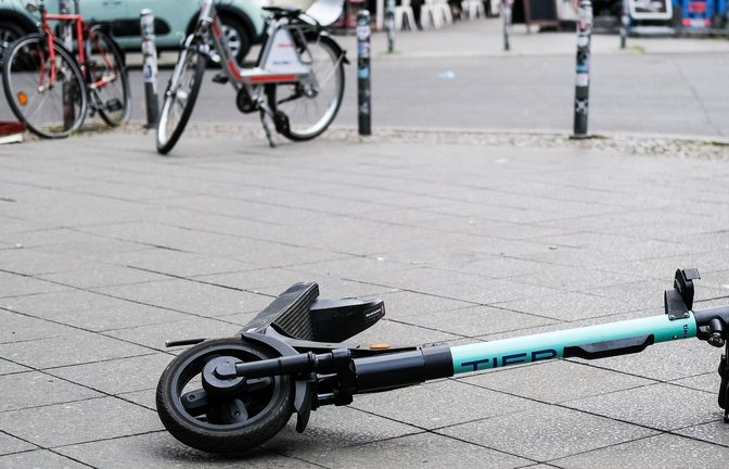 Eine Mehrheit will strengere Regeln für E-Scooter. (Symbolbild)<span class='image-autor'>Foto: Jens Kalaene/dpa-Zentralbild/dpa</span>