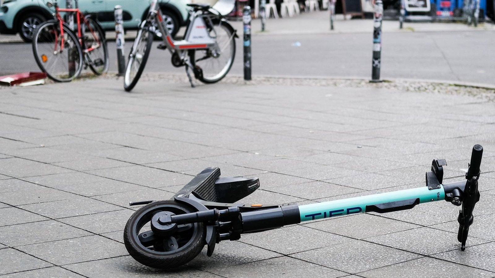 Eine Mehrheit will strengere Regeln für E-Scooter. (Symbolbild)Foto: Jens Kalaene/dpa-Zentralbild/dpa