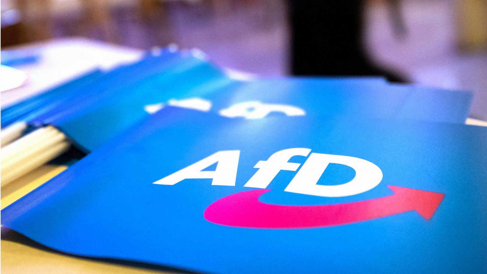 Fähnchen mit dem Logo der AfD liegen auf einem Tisch. Der Verfassungsschutz in Bayern darf den Landesverband der AfD beobachten (Symbolfoto).Foto: dpa/Daniel Karmann Fähnchen mit dem Logo der AfD liegen auf einem Tisch. Der Verfassungsschutz in Bayern darf den Landesverband der AfD beobachten (Symbolfoto).Foto: dpa/Daniel Karmann