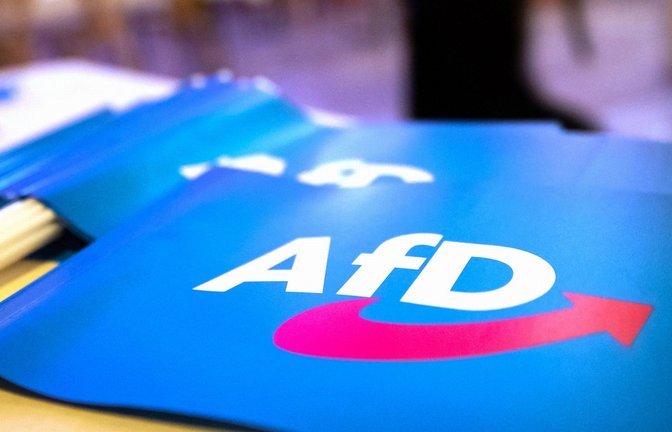 Fähnchen mit dem Logo der AfD liegen auf einem Tisch. Der Verfassungsschutz in Bayern darf den Landesverband der AfD beobachten (Symbolfoto).<span class='image-autor'>Foto: dpa/Daniel Karmann</span>