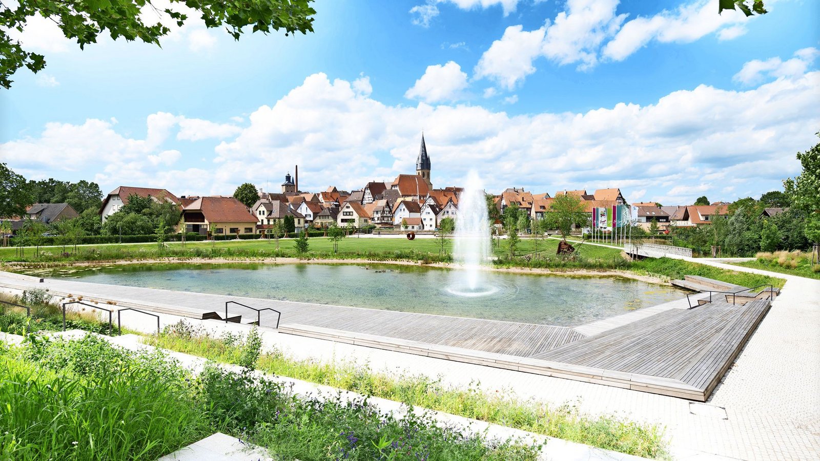 Blick vom Bahnhof über den neuen Teich zur Eppinger AltstadtFoto: Stadt Eppingen/oh