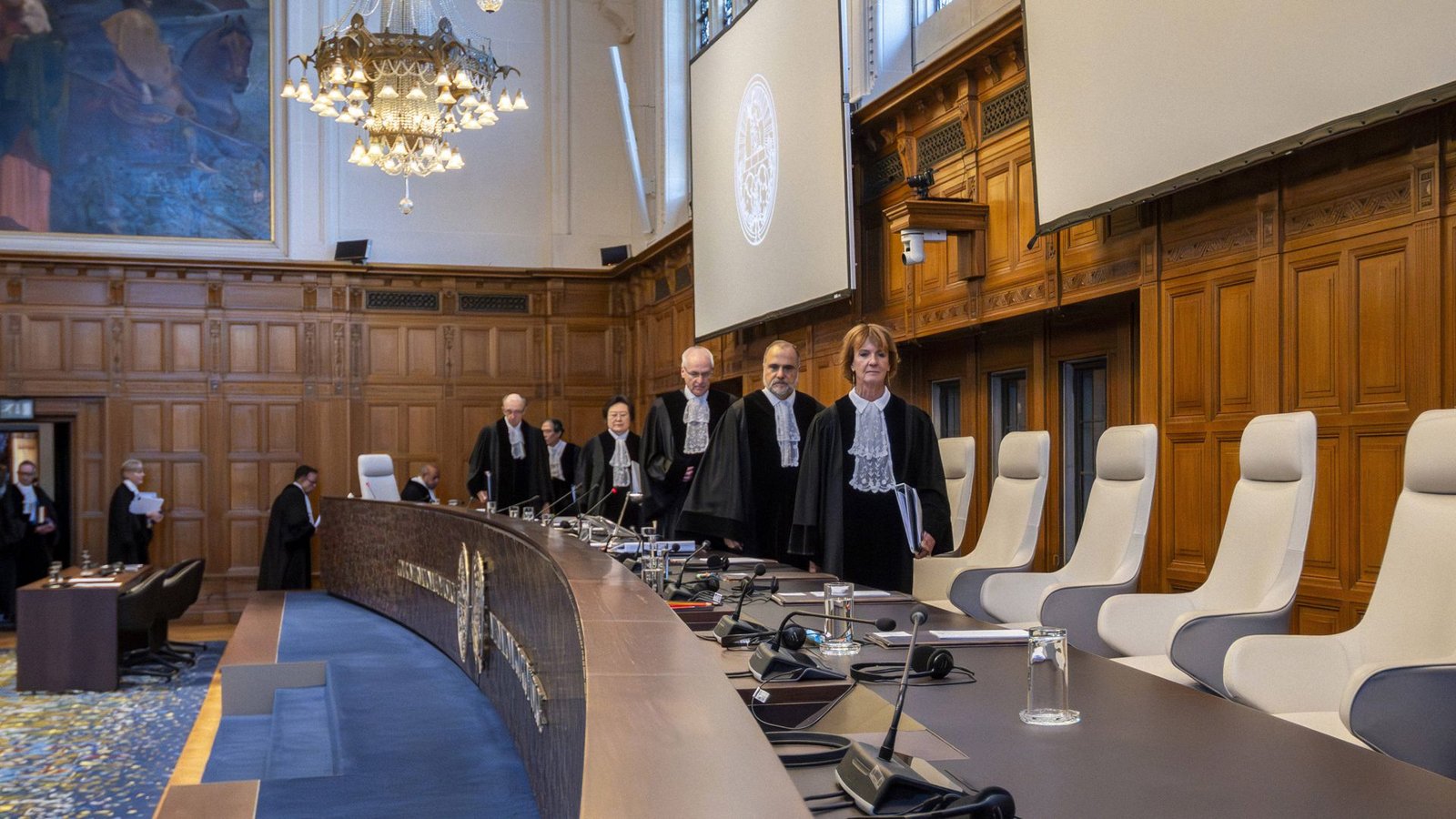 Richter des Internationalen Gerichtshofs betreten das Gericht: UN-Sonderberichterstatter zeigen sich alarmiert über neue US-Sanktionen gegen IStGH-Juristen (Archivfoto).Foto: IMAGO/ZUMA Press Wire/IMAGO/James Petermeier Richter des Internationalen Gerichtshofs betreten das Gericht: UN-Sonderberichterstatter zeigen sich alarmiert über neue US-Sanktionen gegen IStGH-Juristen (Archivfoto).Foto: IMAGO/ZUMA Press Wire/IMAGO/James Petermeier