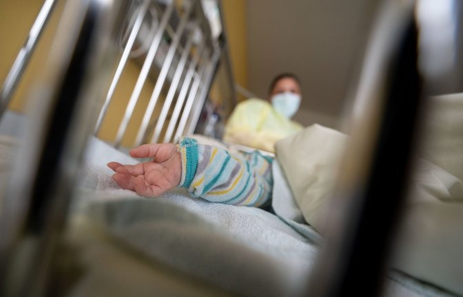 Auf manchen Kinderstationen werden die Betten knapp.<span class='image-autor'>Foto: dpa/Marijan Murat</span>
