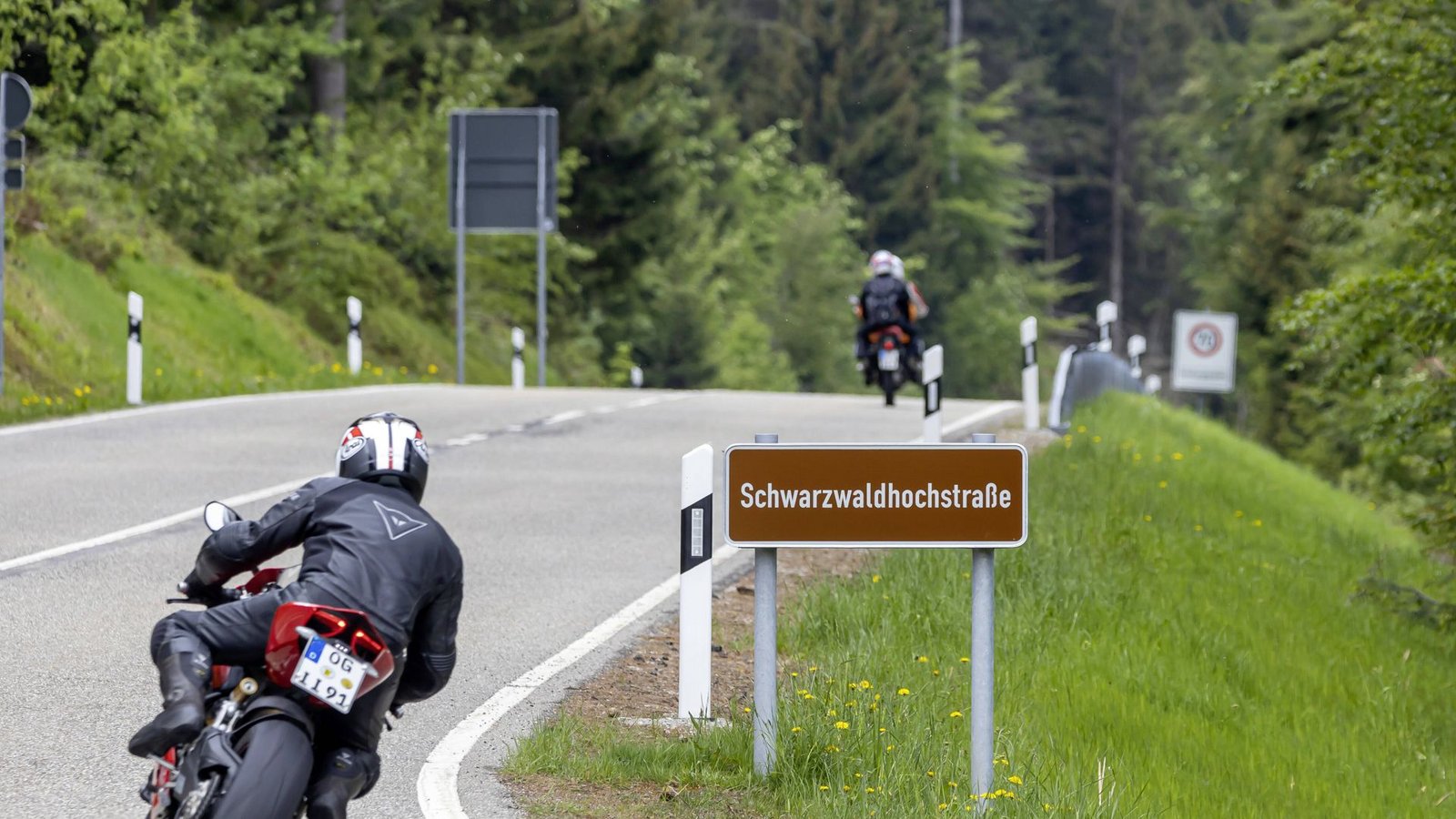 Schön in die Kurve legen – so mögen es viele Motorradfahrer. Die kurvige Schwarzwaldhochstraße ist ideal dafür. (Symbolbild)Foto: imago/Arnulf Hettrich Schön in die Kurve legen – so mögen es viele Motorradfahrer. Die kurvige Schwarzwaldhochstraße ist ideal dafür. (Symbolbild)Foto: imago/Arnulf Hettrich
