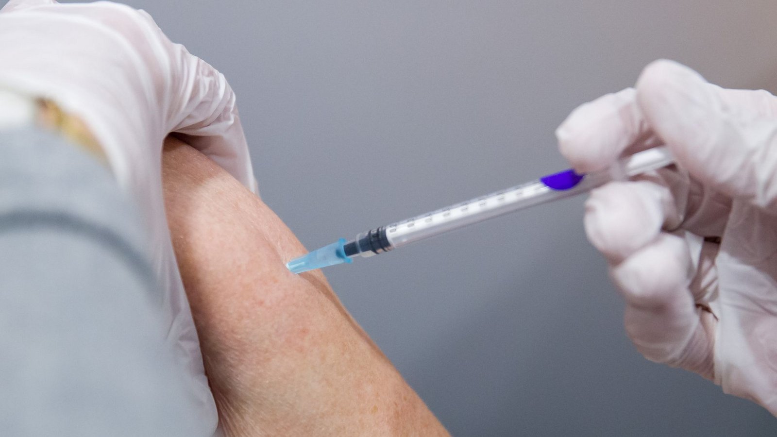 Für September wird die Zulassung neuer Impfstoffe für die Omikron-Varianten BA.1 und BA.5 erwartet.Foto: Daniel Karmann/dpa