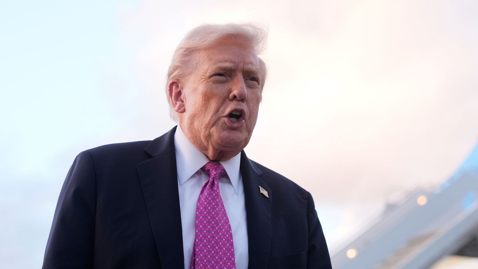 Donald Trump verhängte Zölle auf Lastwagen und Busse - und verlängerte zugleich Vergünstigungen für in den USA produzierte Fahrzeuge mit Import-Bauteilen.Foto: Mark Schiefelbein/AP/dpa