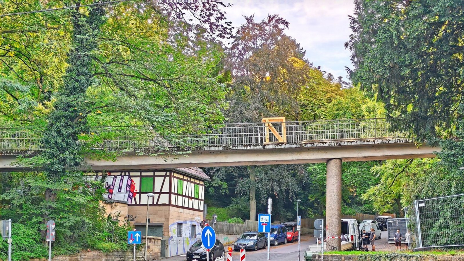 Von der Brücke geht es über eine Rampe auf die Hohenheimer Straße.Foto: /Sebastian Steegmüller