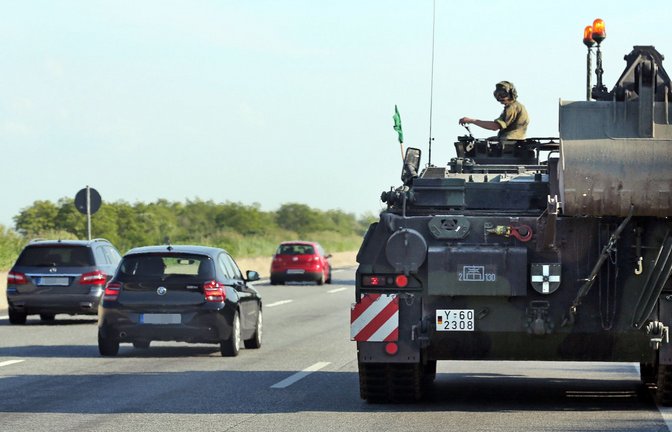 Panzer auf einer Autobahn sind ein Bild, dass in den Szenarien der Bundeswehr hohe Wahrscheinlichkeit hat. Ob dann allerdings noch Autos Platz haben, ist eher unwahrscheinlich.<span class='image-autor'>Foto: dpa</span>